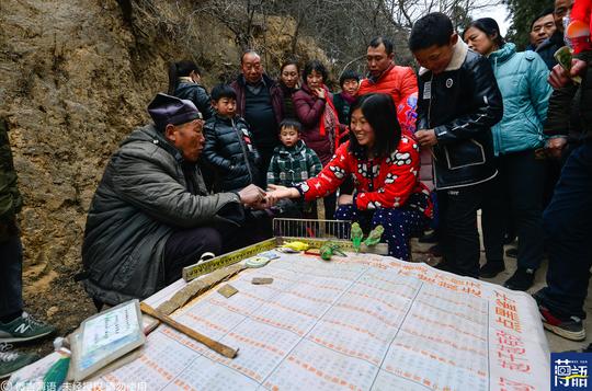 几颗瓜子骗500元，神鸟可以通古今，这些年遇到的“街头骗术”