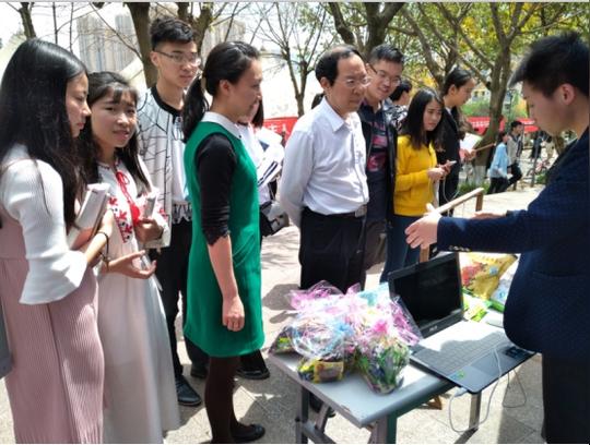 高校组织大学生创业集市，众创空间运营成果初见成效