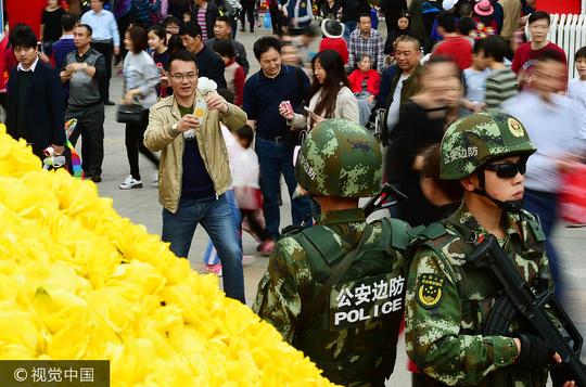 实拍深圳人流中的军人坚守岗位威武笔挺