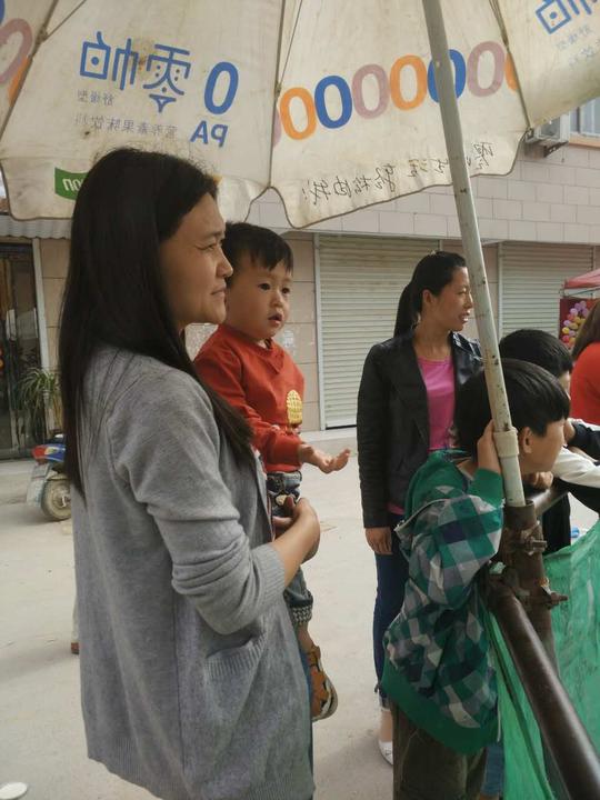 宋集逢会，看古会上套圈的老人，别看不忙，一天至少收入好几百