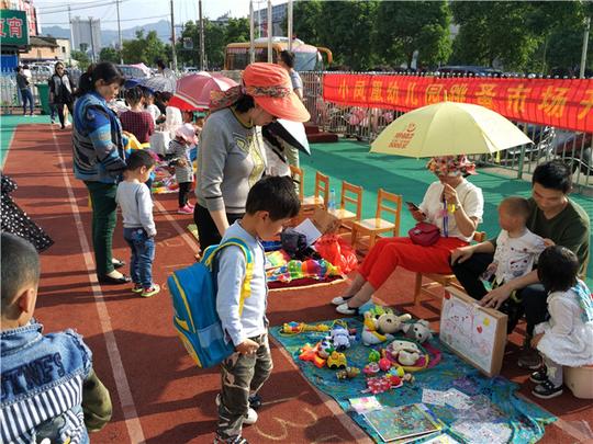四岁孩童摆地摊，生意真不错！小家伙将来岂不是要逆天了？