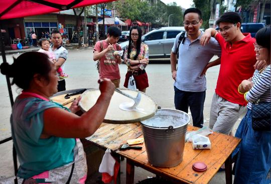 农村大姐路边摆摊卖家乡美食，纯手工制作味道独特生意好