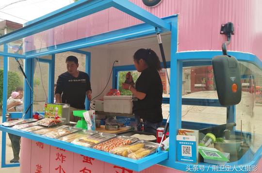 90后小夫妻开着电动美食车进农村，赚取创业第一桶金