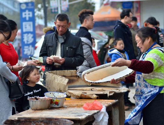 农村大姐路边摆摊卖家乡美食，纯手工制作味道独特生意好