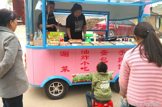 90后小夫妻开着电动美食车进农村，赚取创业第一桶金