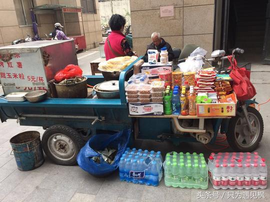 退休老两口商业街卖小食品十几年，从单一到品种多，从免租到收费