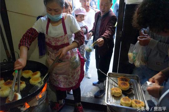石泉县老街有家卖水晶包子的小店，想吃得“抢”才能吃上