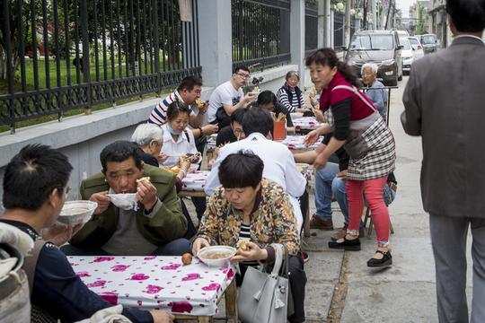 农村夫妻街头卖早点，月入万元，有一种特色食品你学也学不会