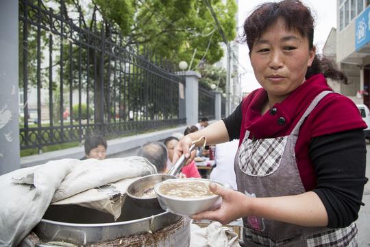 农村夫妻街头卖早点，月入万元，有一种特色食品你学也学不会