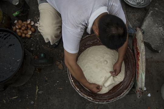 农村夫妻街头卖早点，月入万元，有一种特色食品你学也学不会
