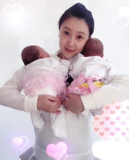 她24岁嫁给亿万富翁，生下双胞胎后，却自己创业赚了好几个亿