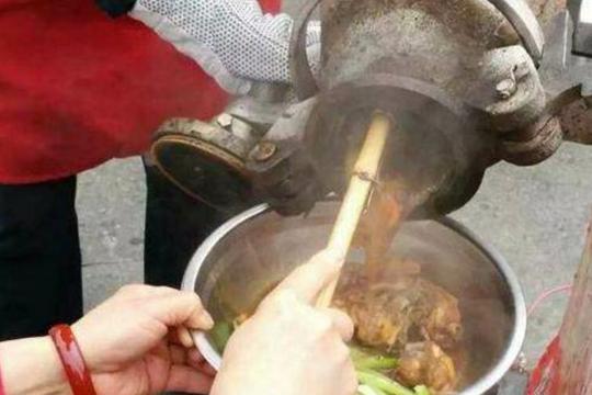 路边摊出现鸡肉新吃法，味道独特生意火