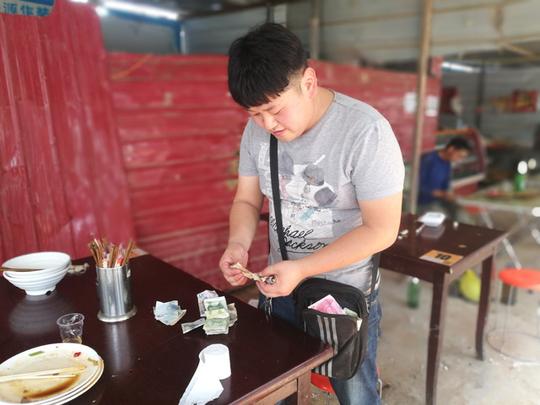 80后老总在郑州建筑工地开小餐饮店，农民工称味道不错分量足