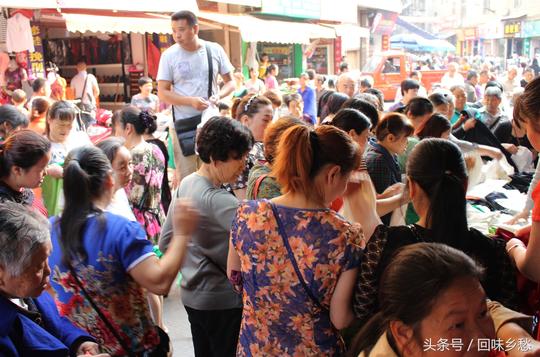 太火爆了！夫妻俩农村集市做生意，引大妈太婆争相抢购！卖的啥？