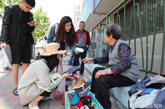 78岁农村老人手工做鞋51年替女儿看孩子闲不住摆摊挣钱