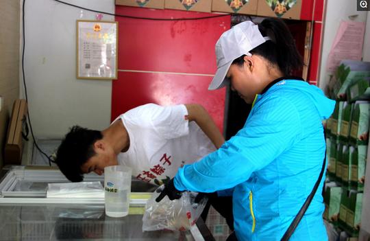 80后夫妻租店卖粽子，每天能卖一万个，数钱数到手抖