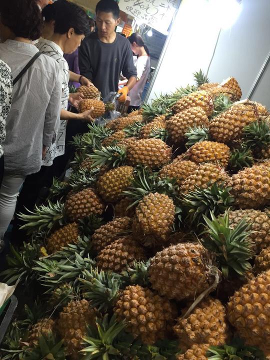30元两个的台湾凤梨，老板上午卖2千多个，不用削皮也能吃！
