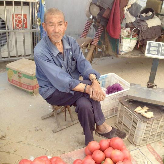 乡村集市上那些赶集摆摊的老人，看了让人心酸