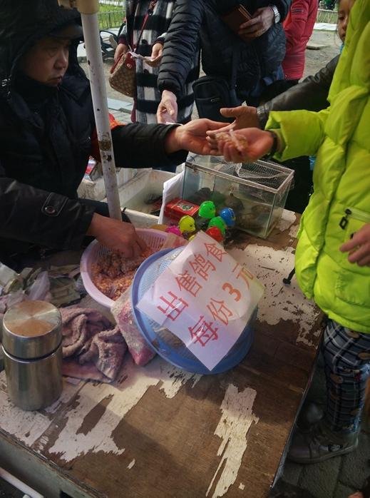 只要是晴天，这里就挤满着人，老板生意火爆，收钱到手酸
