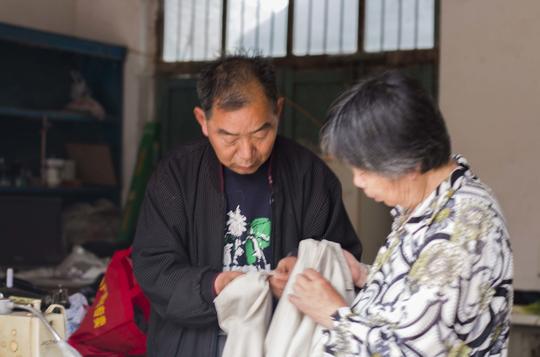 农村40年老裁缝却培养出博士儿，打油诗写的好