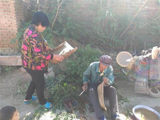 农村7旬老人走街串巷卖自家手艺，不为挣钱，为啥？