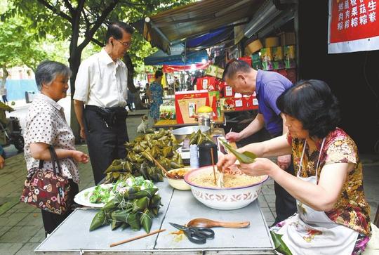 成都小伙手机直播端午卖粽子吸引上千人围观