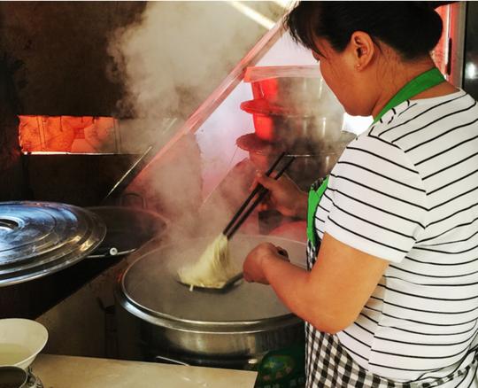 这家店每天能卖川味面条几百碗，来吃的排长，队称吃一碗精神抖擞