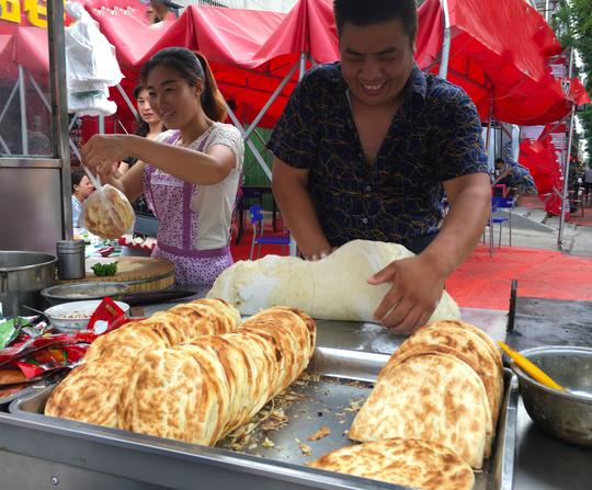 祖传三代的饼子摊，夫妻俩每天能卖600个