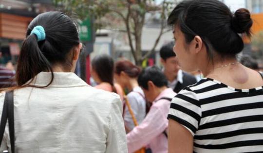 实拍22岁小伙变成女孩后的真实生活，每天化妆为赚钱学推拿