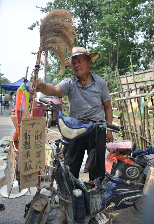 一农村老人不倚不靠，摆地摊、做生意，养活一家人