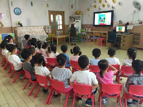 宝宝爱看书兴趣浓浓
