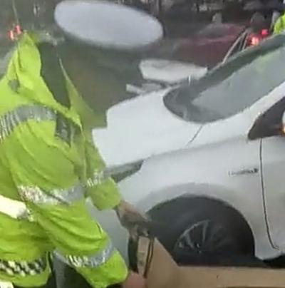 大连一轿车违法被查与警用摩托刮撞，男子造谣侮辱交警后投案