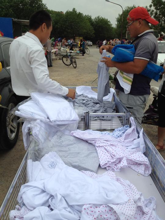 年轻小伙下班开豪车摆地摊，卖10元一件的老人衫很抢手