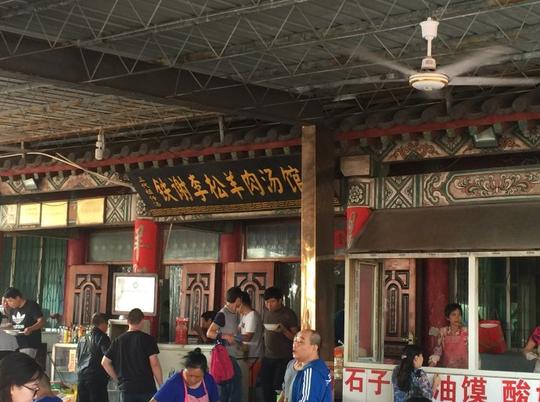 一百多年就靠这碗羊肉汤，店开在偏僻地段，30多张桌子天天坐满