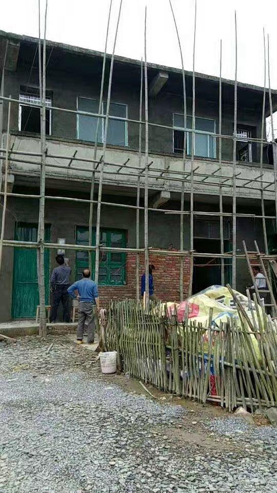 农村弟弟返乡创业半年养猪种地感叹难，又生入城打工念究竟咋办
