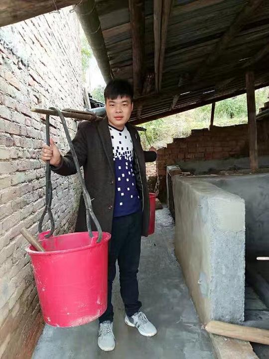 农村弟弟返乡创业半年养猪种地感叹难，又生入城打工念究竟咋办