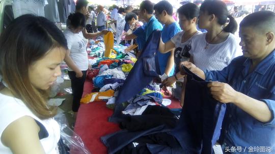 小妹妹夫妻做服装品牌断码打折，20一件的衣服吸引好多市民来买