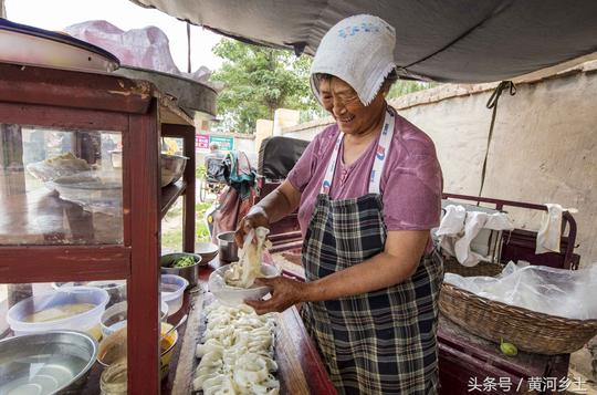 农村大妈赶集卖手工凉皮20年，一碗4元，十里八乡都爱吃，一集能挣100元