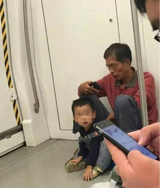 民工坐地铁为何有空位都坐地上？我们身上脏，怕弄脏了座位，影响其他人！