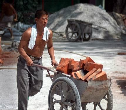农民工兄弟在工地拼命干活，看着让人心酸，可是他们心里却是幸福的，原因催人泪下！