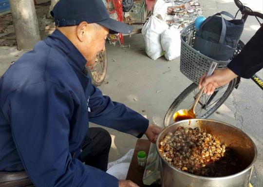 老人街头卖“辣嘴巴”，成为当地“宵夜王”