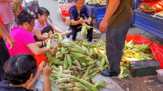 炎炎夏日，菜市场中唯独这个摊位生意火爆