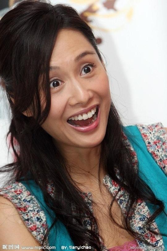 八十年代香港电影里的纯天然女神你还记得几个，如今一个个满脸皱纹变大妈！看岁月在她们脸上留下怎样痕迹