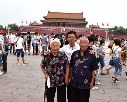 农村孩子高考后打工赚钱圆爷爷奶奶北京梦《二》