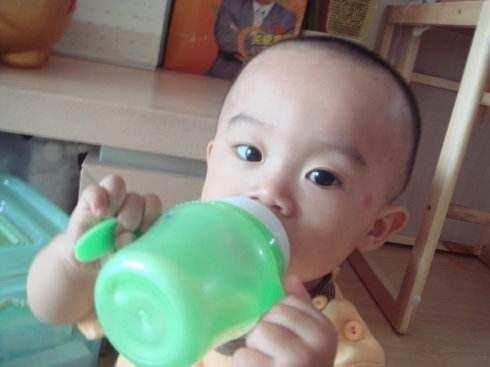 宝宝渴了怎么喝水好 宝宝渴了怎么喝水好