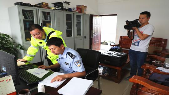 曲靖交警组织新闻媒体对倒卖伪造《驾驶员安全管理卡》案件进行报道