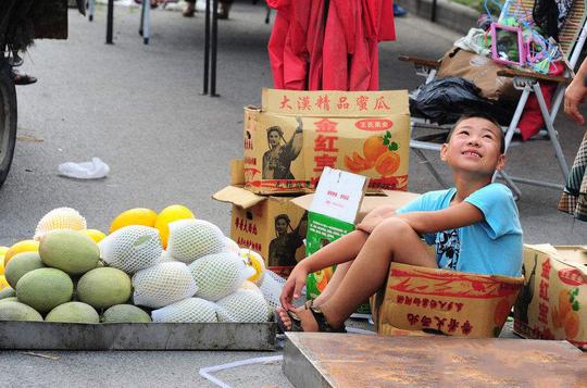 7张地摊卖水果图，干过地摊生意的都不忍心看！