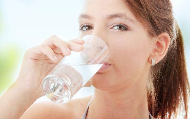 孕妇喝水少尿黄会引起什么