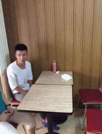 搞笑：头一次相亲，屌丝男一开口女孩就被气走了