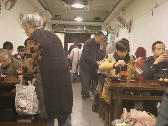 实拍：老板娘开小吃店生意火爆，有人一次买1000多个